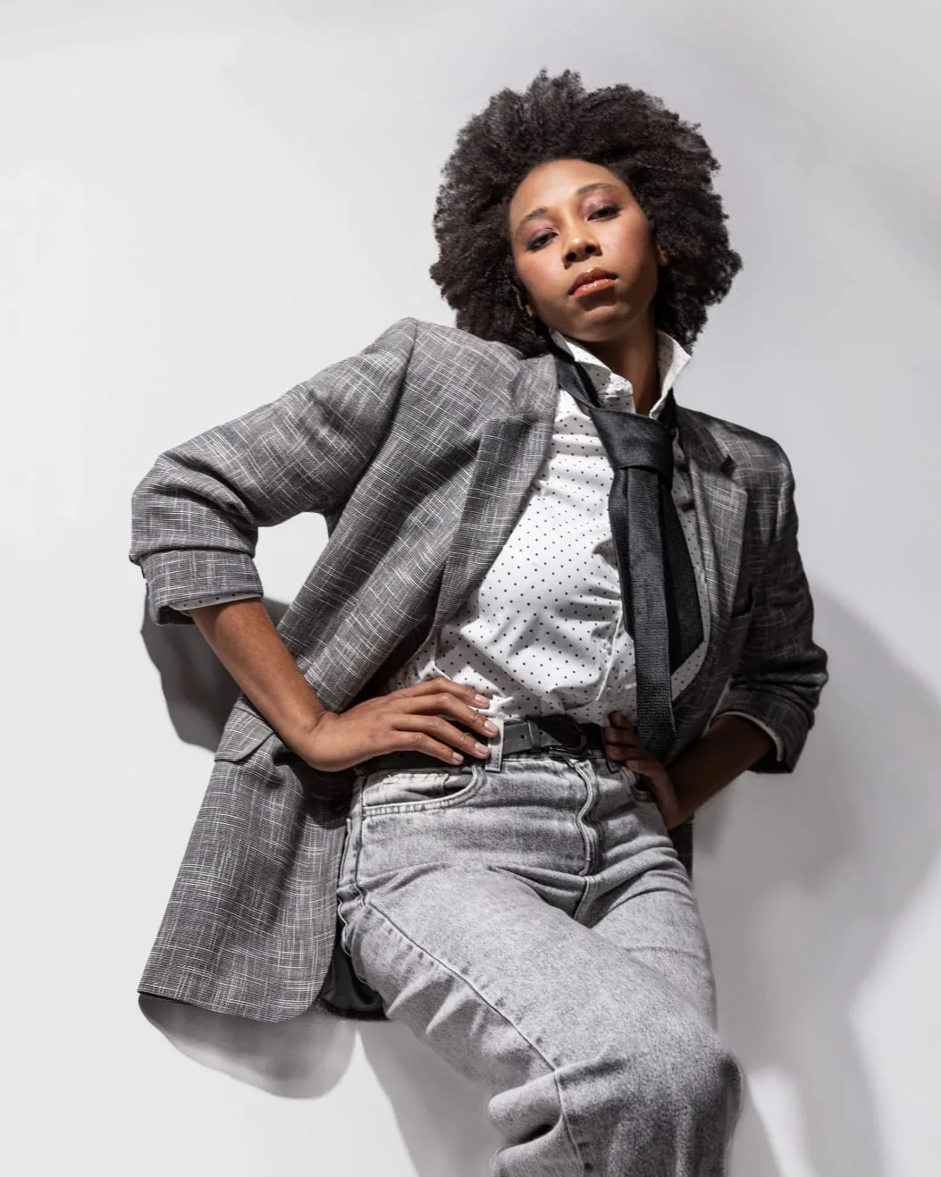 Editorial — blazer cinza, ângulo baixo
