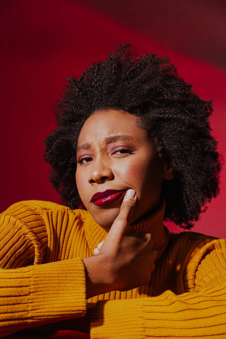 Editorial — tricô amarelo, fundo vermelho