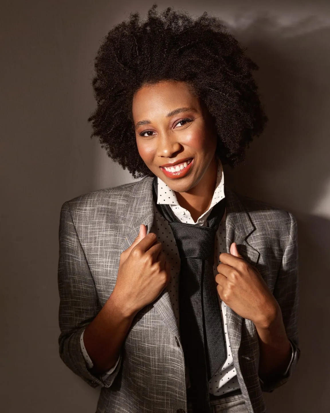 Editorial — blazer cinza, retrato sorrindo
