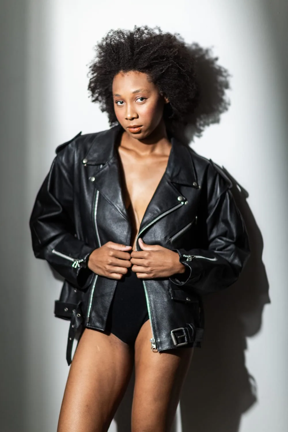 Editorial — jaqueta de couro e body preto
