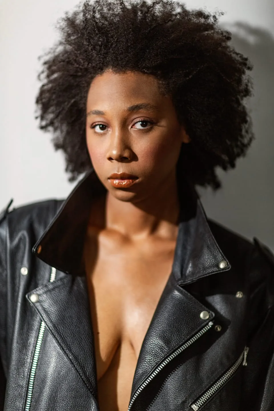 Maria Eduarda — retrato editorial em jaqueta de couro
